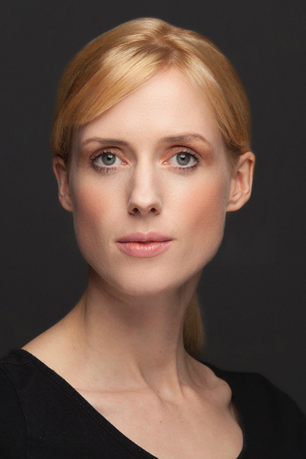 Wilma Elles as Caroline Enke- Akarsu in Time Goes By