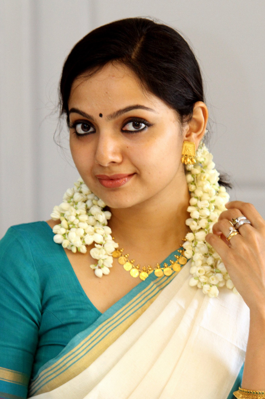 Samvrutha Sunil as Maya in Diamond Necklace
