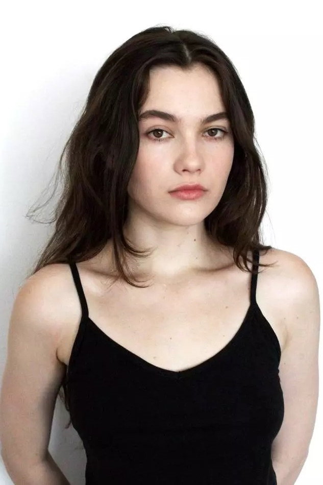 Ioana Brumar as Aura in Groapa