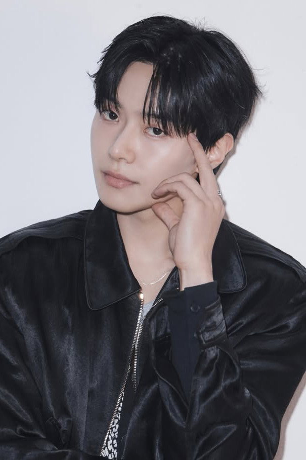 Seong Seung-ha as Self in Bite Me Sweet
