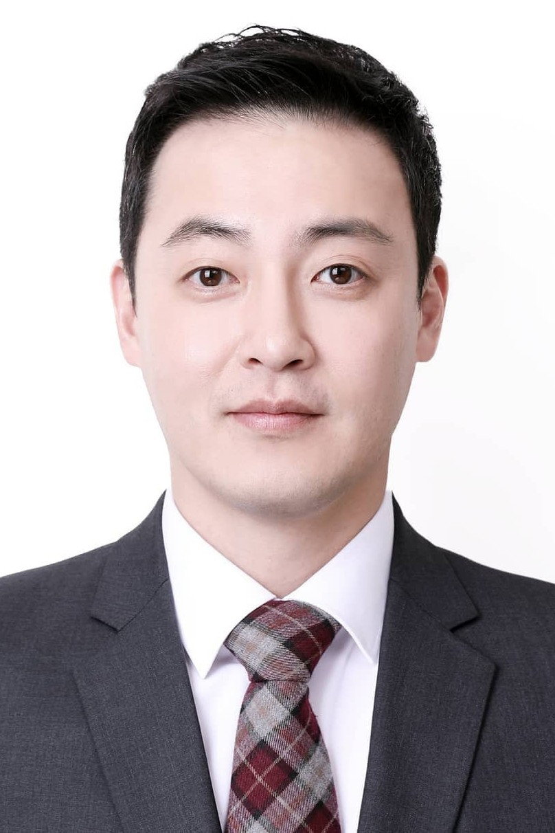 김용진 as Jung Seon Ho [Vice manager] in Unintentional Love Story
