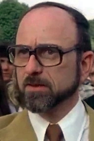 Edward Marcus as (English version) in Mot