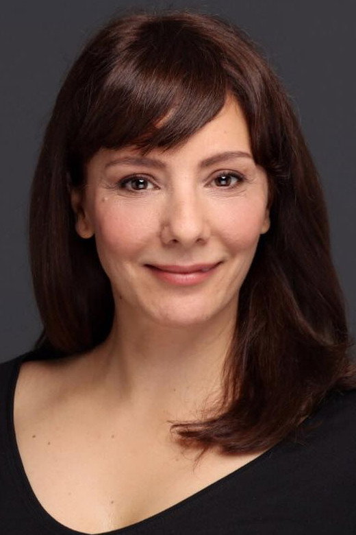 Arzu Oş as İffet in Maruf