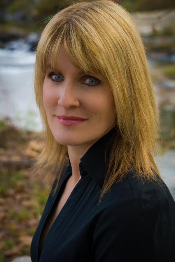 Stephanie Eaton as Gigi in Schmoopie