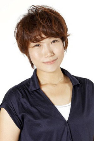 浅井晴美 as Reiko Oomori in D-spray