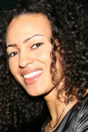 Maria Engele as Karen in Piksele