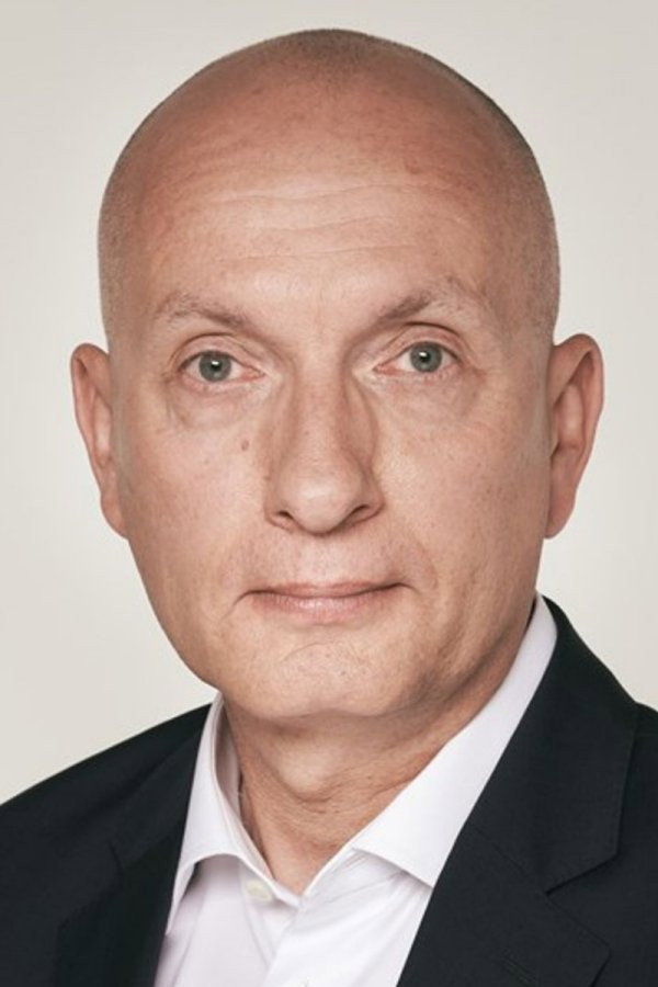 Ask Rostrup as Nyhedsoplæser (voice) in Jensen & Jensen