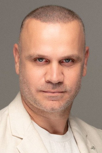 Cenk Tunalı as Hayati in Süpürrr!