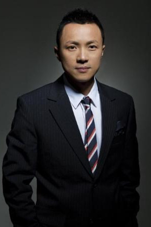 吴华新 as 丁伟 in Wonder Bar