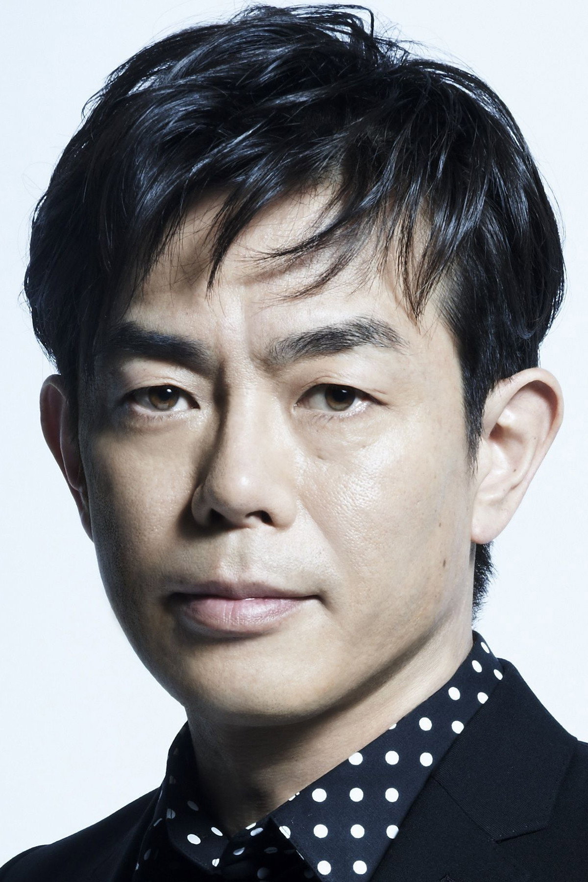 宮沢和史 as Detective Kenshi Saeki in Love 2000