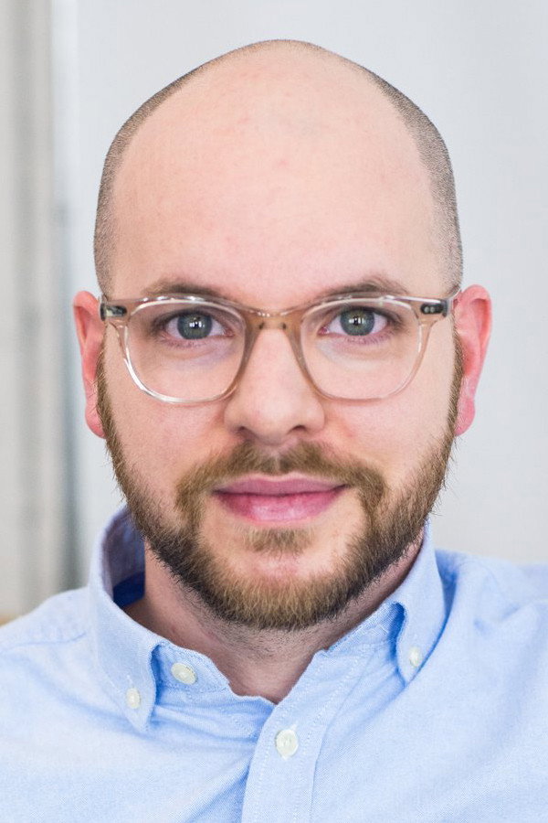 Alex Champagne as Alex in Contrat d'gars