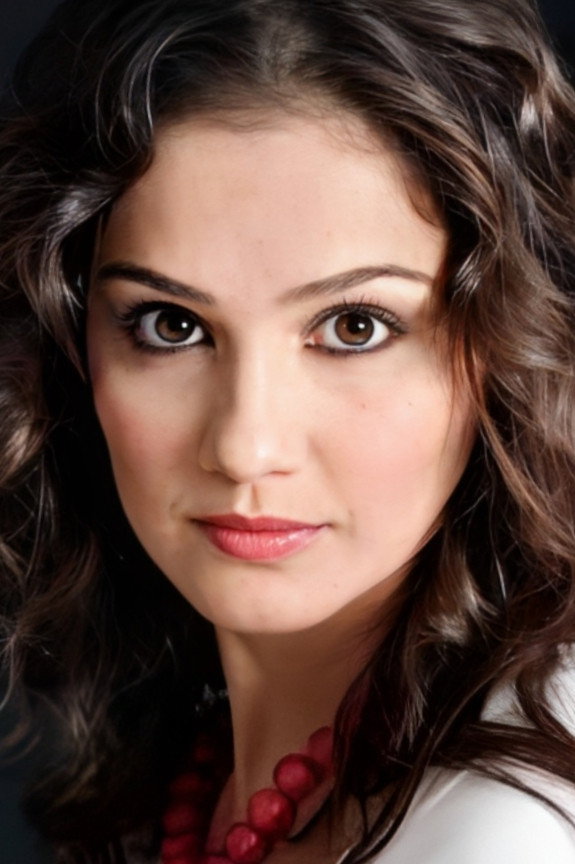 Yeliz Tozan as Naz in Serseri Aşıklar