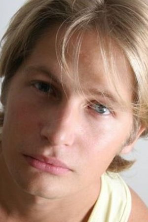 Henrik Linnros as Pu Bergman in Sunday's Children