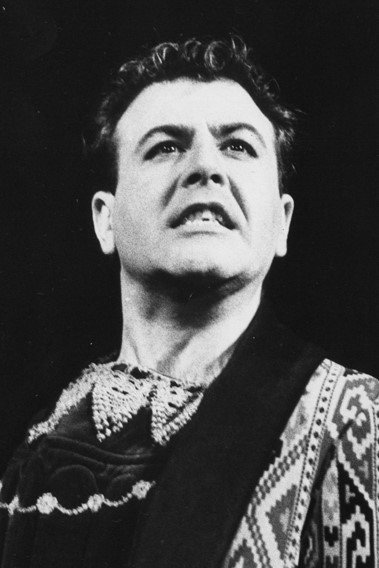 Joaquim Cardona as Porthos in Los tres mosqueteros