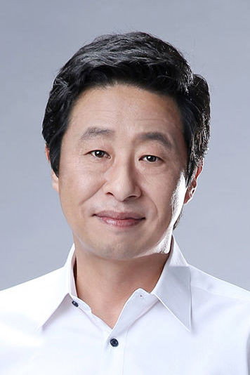 이대연 as Shin Koo-Cheol in Item
