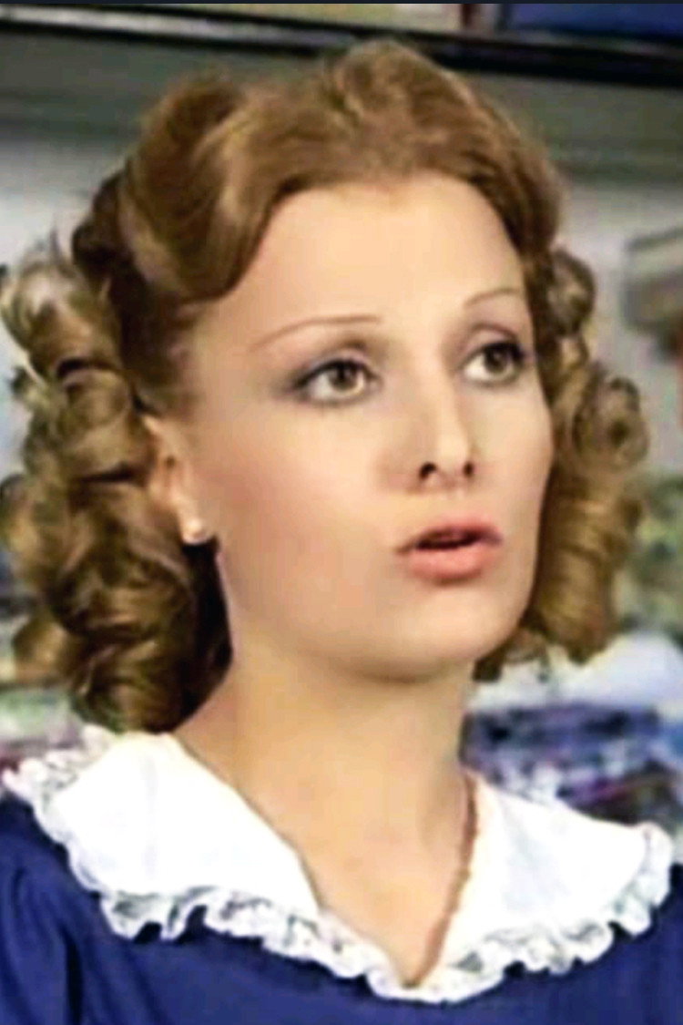 Marta González as Sra. Beltrán in La búsqueda