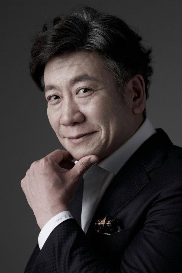 김명국 as Dr. Yoo in The 4th Innovator