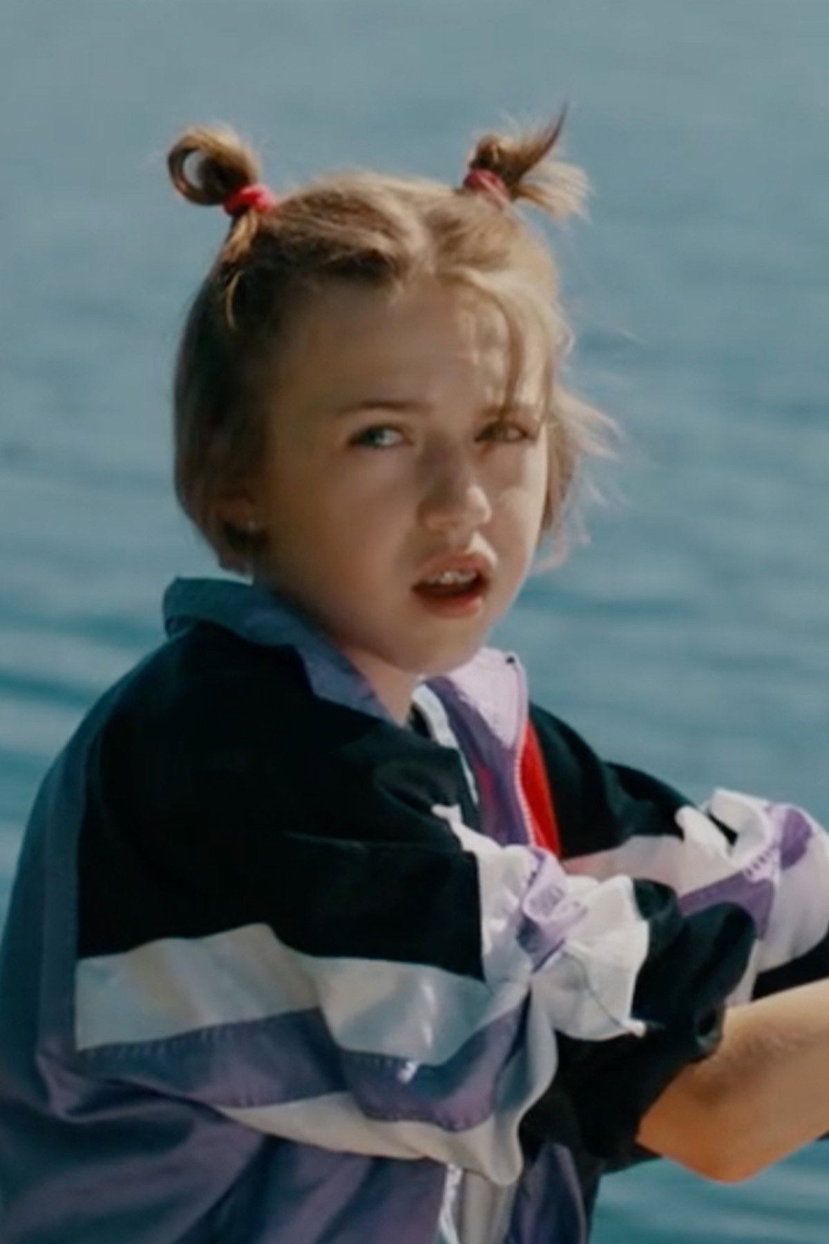 Cécile Enthoven as Ella in 3Hz