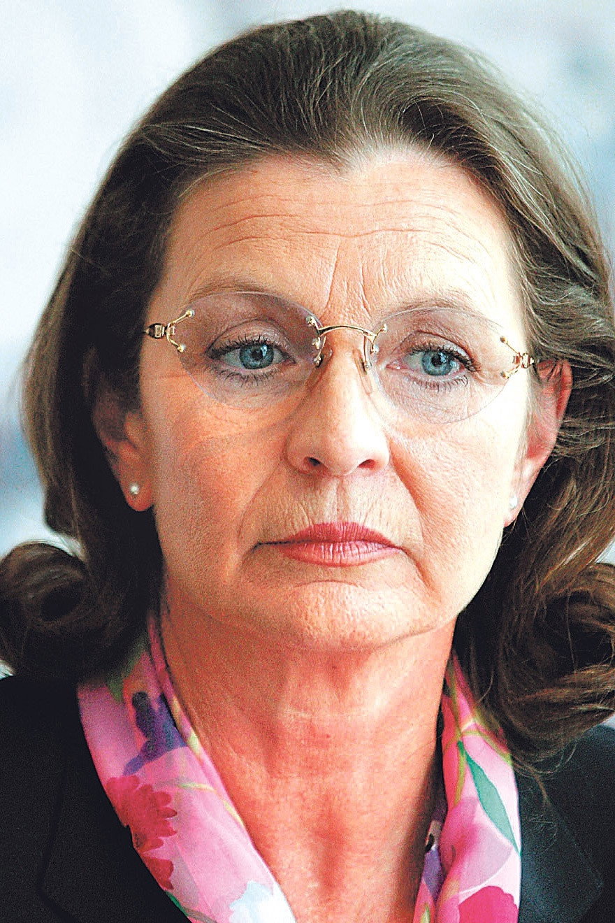Evelyna Steimarová as Jiřina Štrobachová in Od vraždy jenom krok ke lži