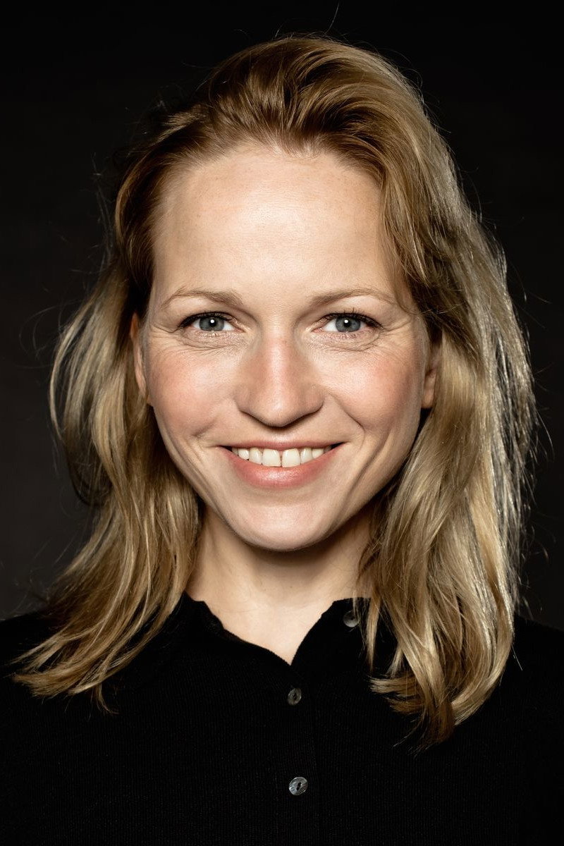 Julia Hummer as Mrs. Schmidt in Henry