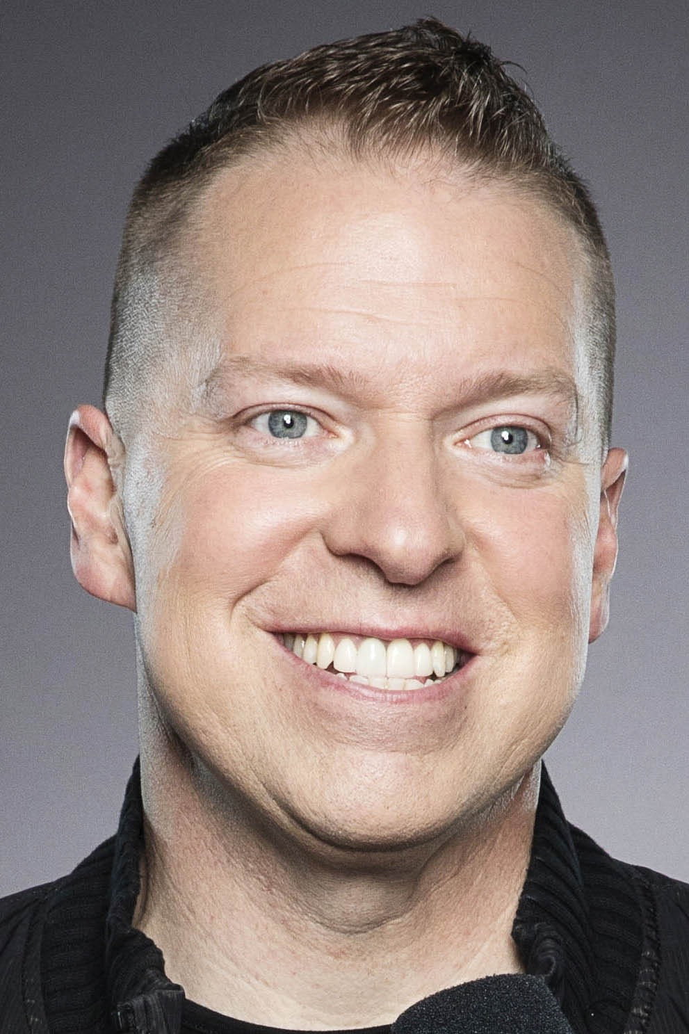Gary Owen as Gus in Ani Ölüme Hoş Geldiniz