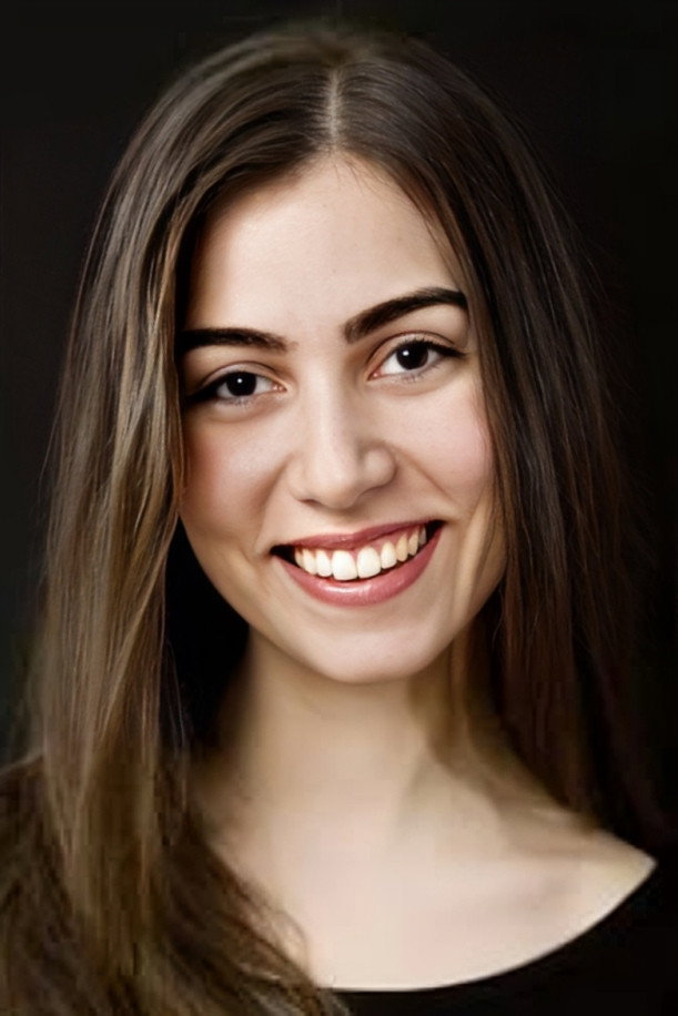 Tarçın Çelebi as Esra in Daire 4