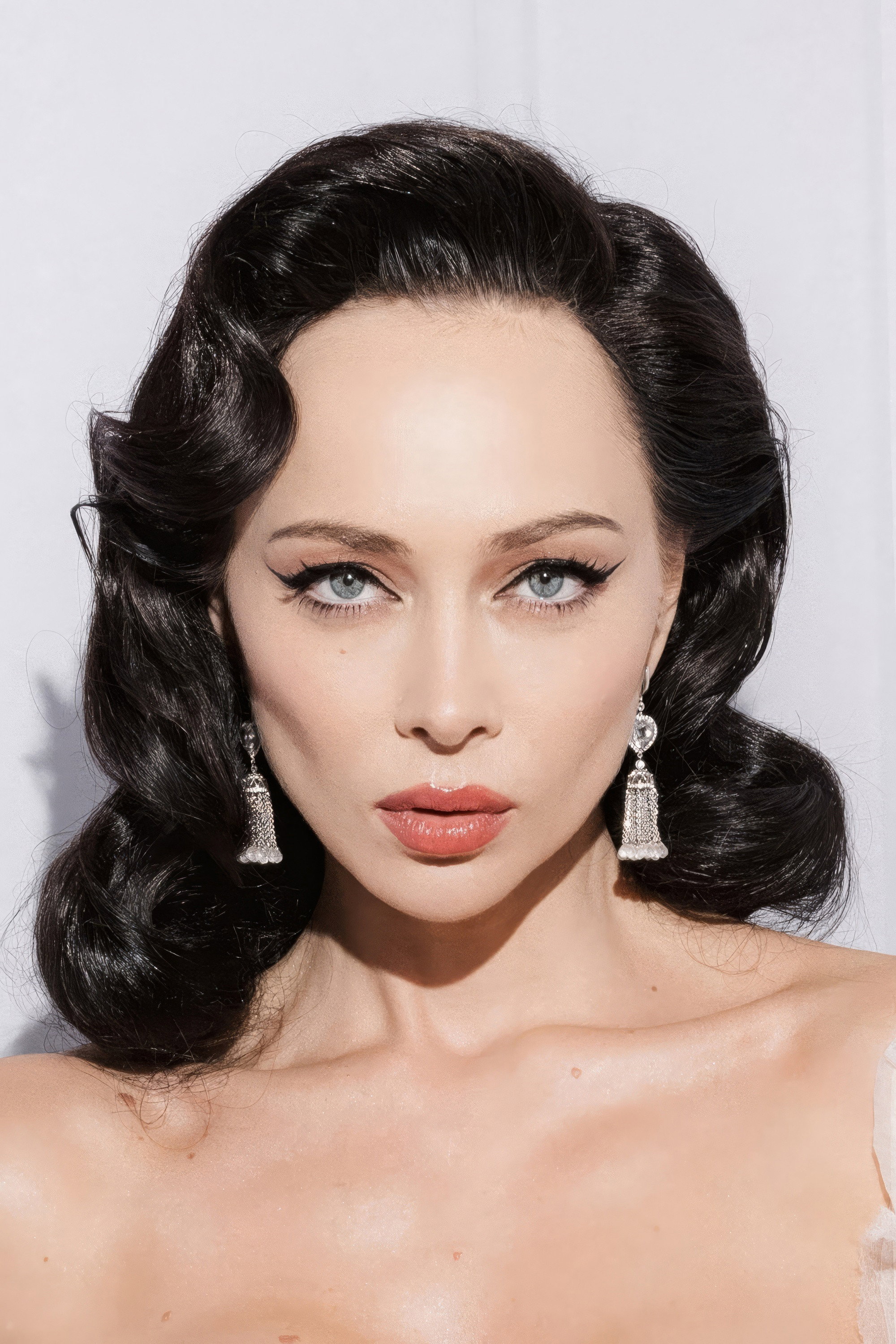 Настасья Самбурская as Zhanna in Take the Hit, Kid!