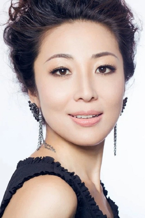 赵芮 as Teacher Li in Little Red Flowers