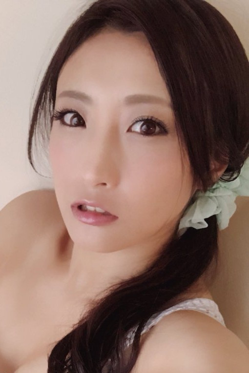 神納花 as Aiko Endô in Ottori neesan: Chikotsu de izanau