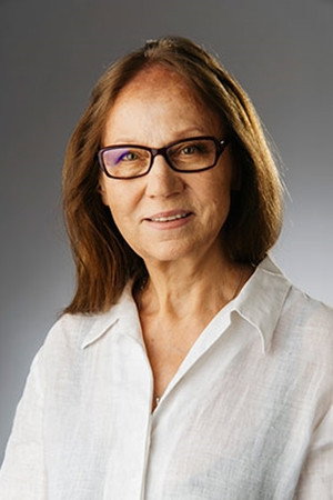 Mirosława Marcheluk as Barbara Darska, dziennikarka "Sygnałów" in Dziewczyna z Mazur