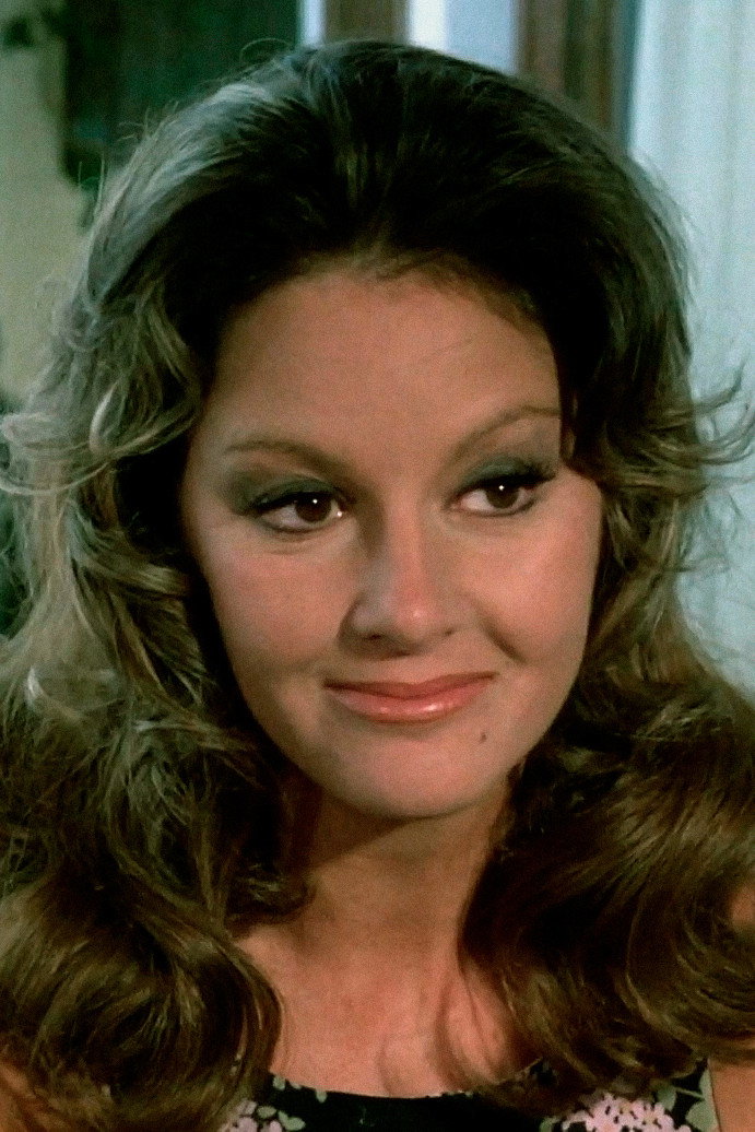 Susana Mayo as Tía María in ¿Y ahora qué, señor fiscal?