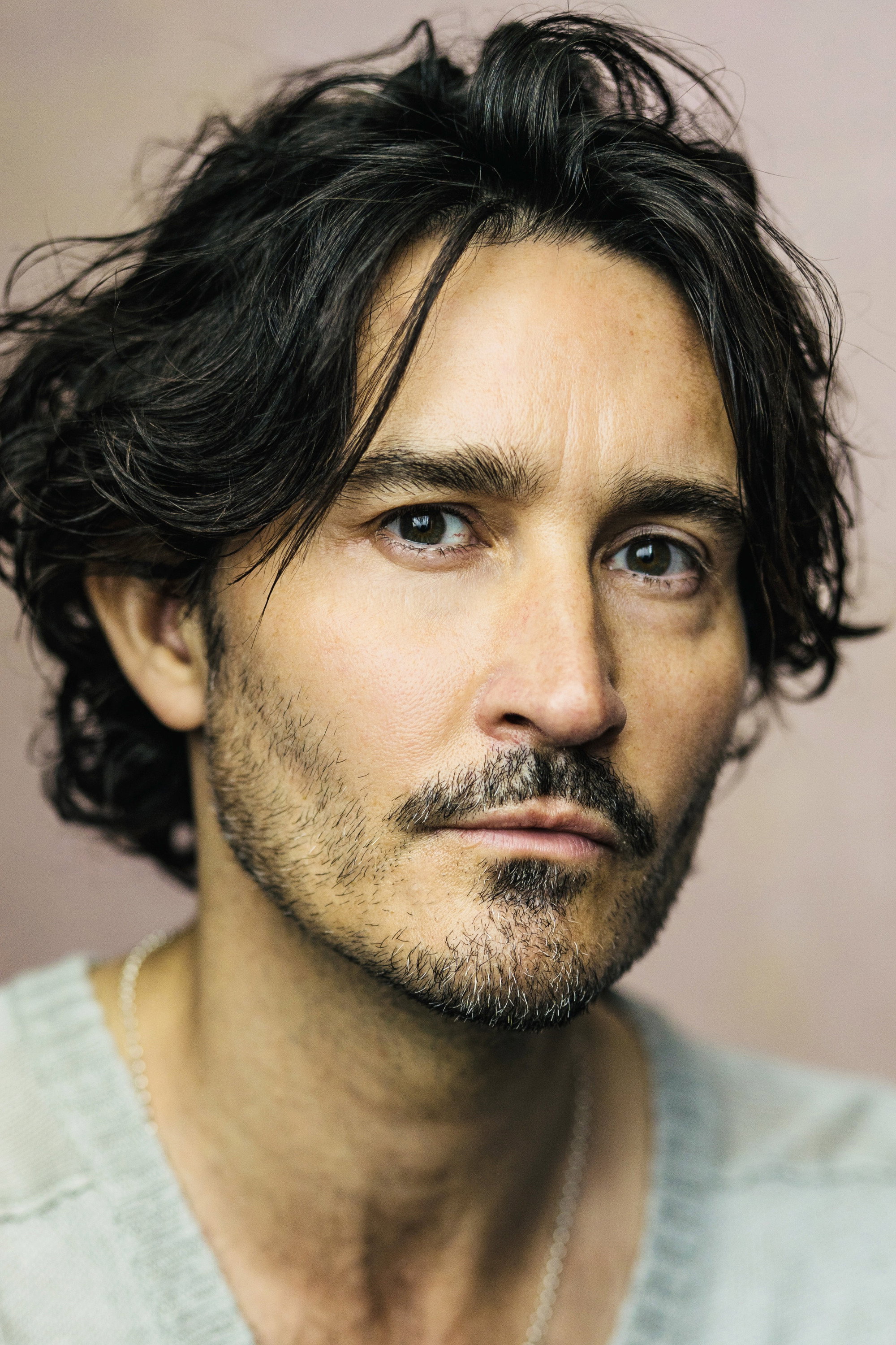 Rik Young as Armando Castillo in Búscame en París