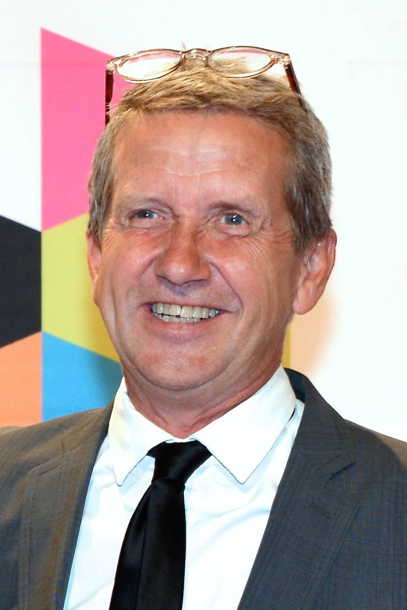 Martin Timell as Host in Time out