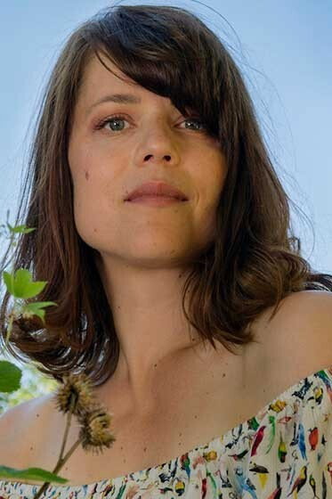 Emma Klingenberg as Karin in Den dödes bror