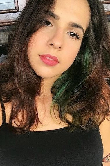 Andressa Medina as Waitress in Aqui Entre Nós