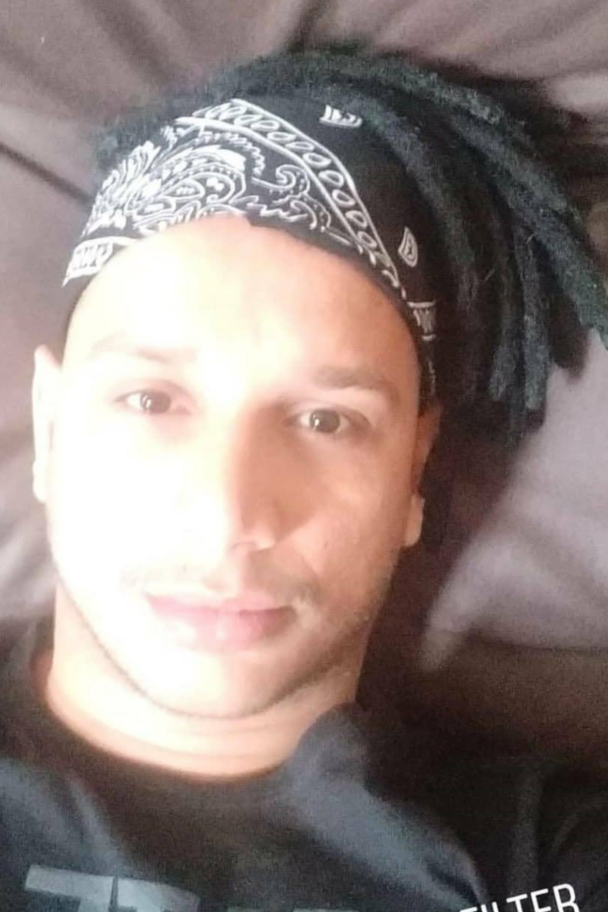 Daniel Oliveira as Inspetor dos Santos in Fé em Deus