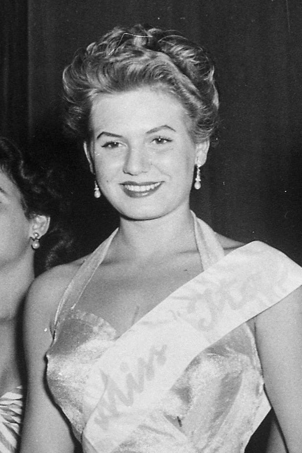 Eloisa Cianni as Teresa in Love and Troubles