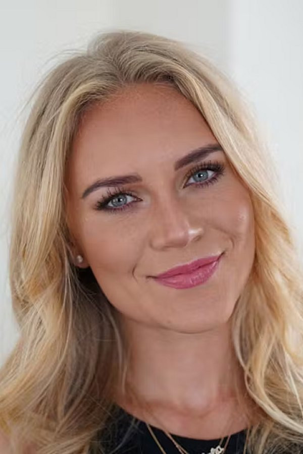 Thalia Pitzner as Sig selv in Diamantfamilien