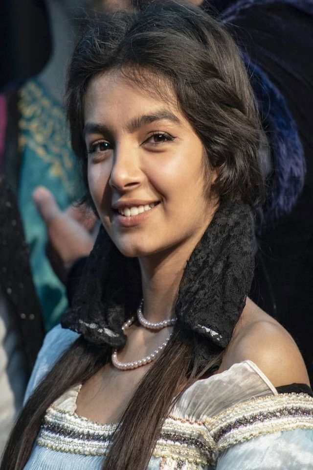 Dogana Essa as Amal in Yellow Bus