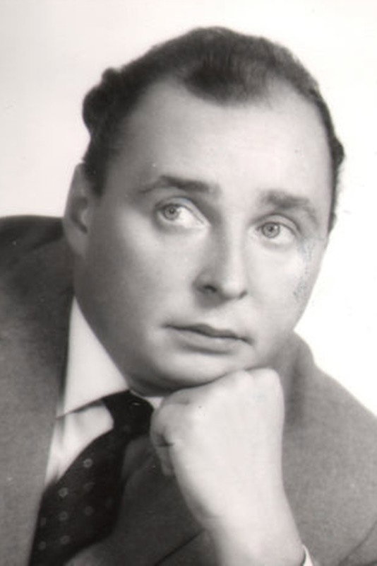 Kazimierz Brusikiewicz as Motyliński in Klub kawalerów