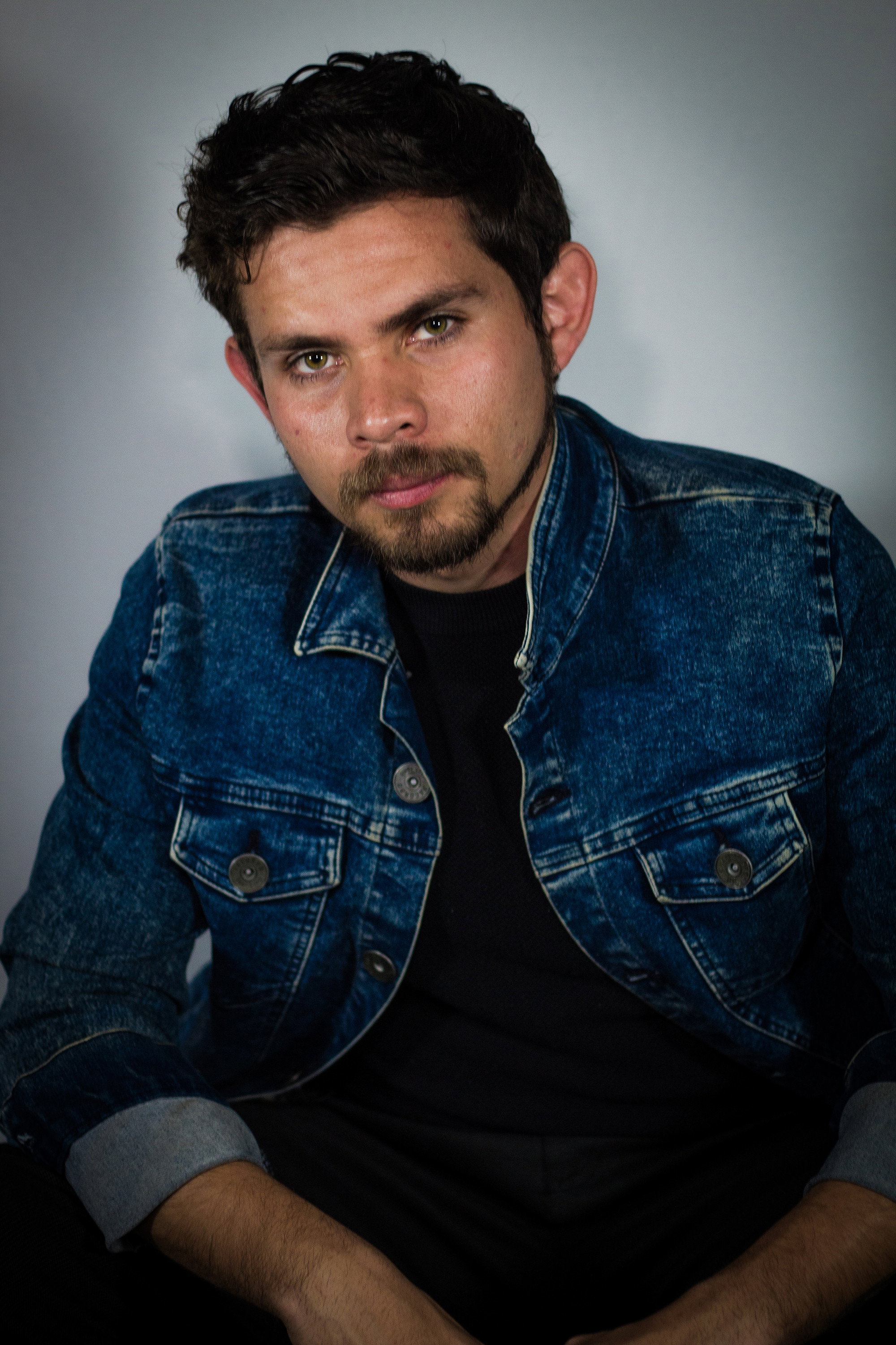 Rogelio Leyton as Policía Roger in Leave The World Behind
