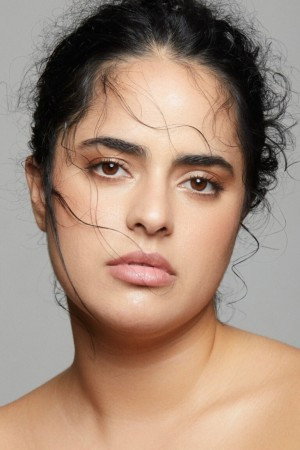 Luna Gandra as Larissa in De Repente Drag