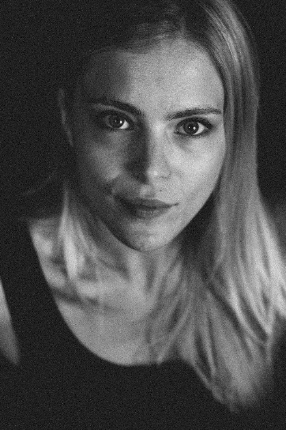 Emma Gojković as Jenn in The Haunting in Wicker Park