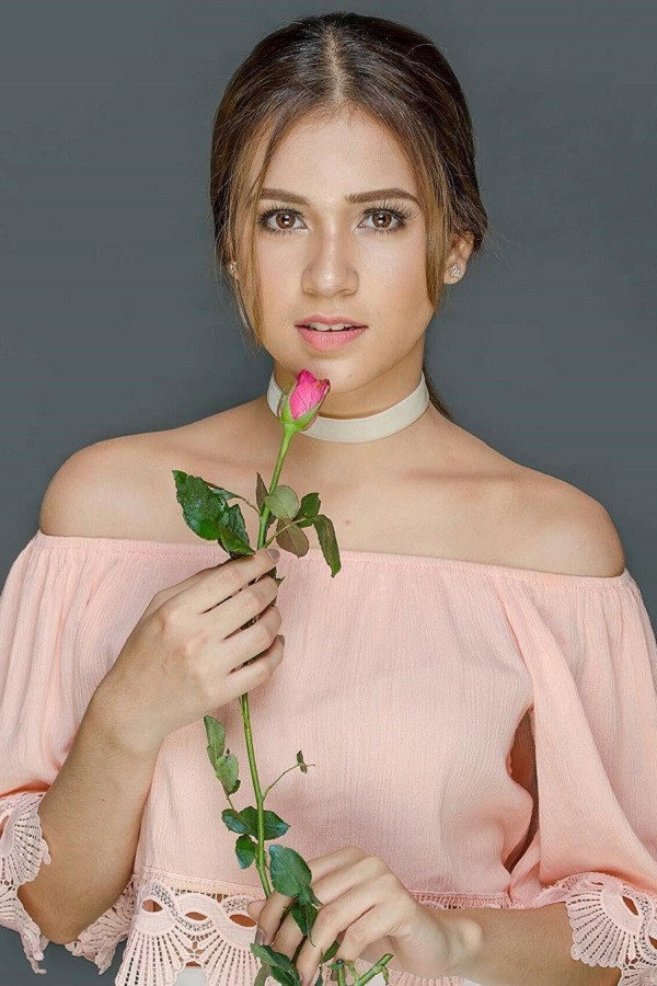 Anna Vicente as Sarah in Funerary