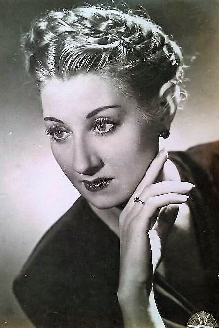 Lina Yegros as Cristina Álvarez de Miranda in La virgen gitana