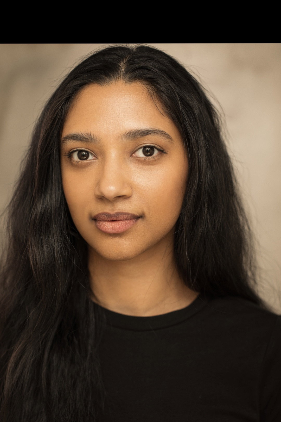 Nicole Fernandes as Mina in 3 Piece