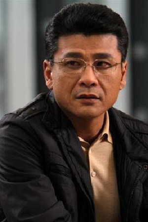 Shan Baozhong as Attending Physician in The Sun Rises on Us All