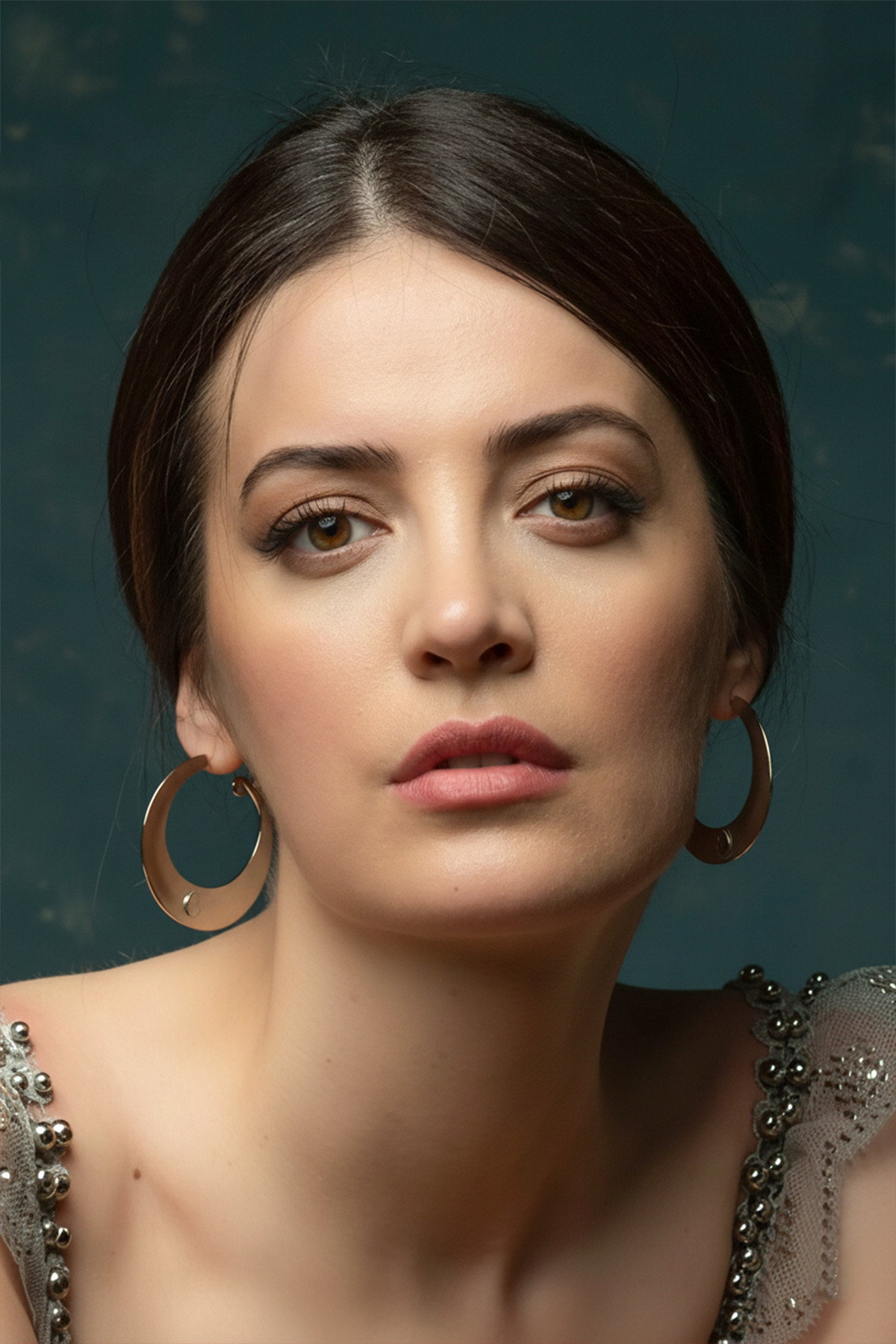 İrem Sak as Müge in As the Crow Flies