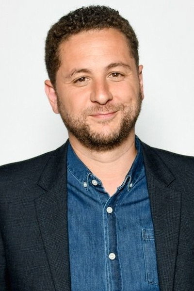 Azzeddine Ahmed-Chaouch as Self - Host in L'Arabe dans le poste