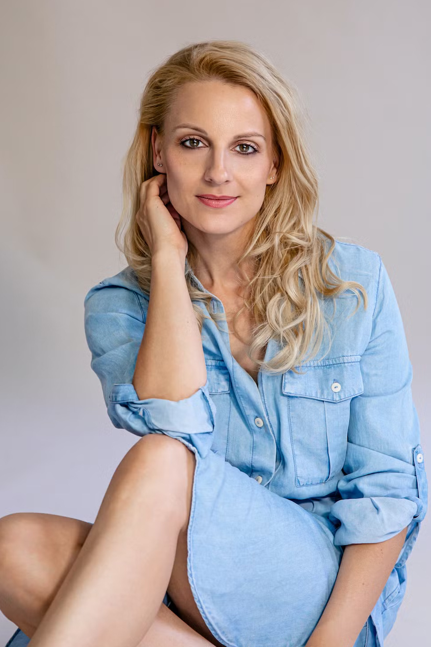 Franziska Fink as Resi in Elfi